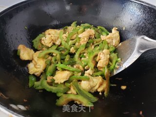 苦瓜尖椒炒鸡蛋的做法步骤：5