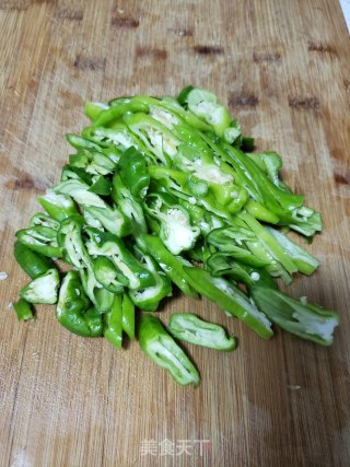 尖椒炒苦瓜的做法步骤：1