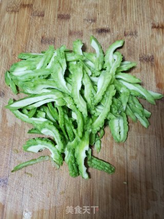 尖椒炒苦瓜的做法步骤：2