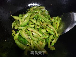 尖椒炒苦瓜的做法步骤：3