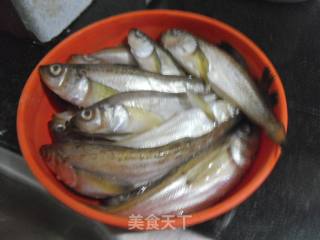 干炸鱼的做法步骤：1