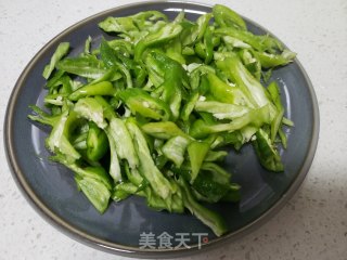 尖椒炒豆干的做法步骤：1