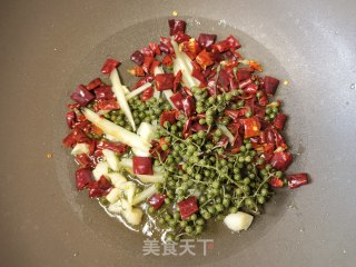 青花椒子姜炒毛肚的做法步骤：9
