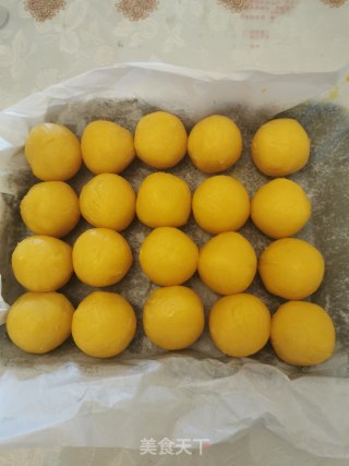 奶黄流心月饼的做法步骤：21