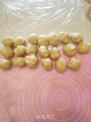 奶黄流心月饼的做法步骤：22