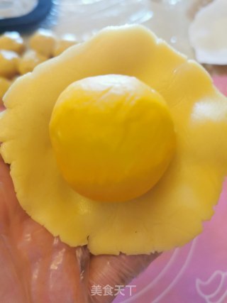 奶黄流心月饼的做法步骤：23