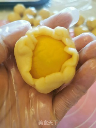 奶黄流心月饼的做法步骤：24
