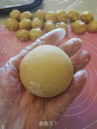 奶黄流心月饼的做法步骤：25