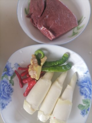 茭白炒牛肉的做法步骤：1