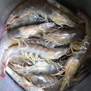 茼蒿拌虾仁的做法步骤：1