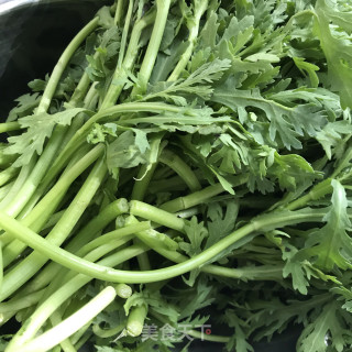茼蒿拌虾仁的做法步骤：2
