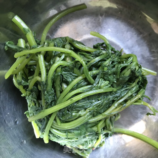 茼蒿拌虾仁的做法步骤：3