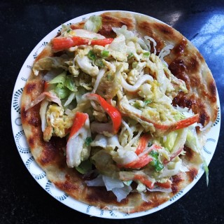 蟹柳炒蛋卷手抓饼的做法步骤：9