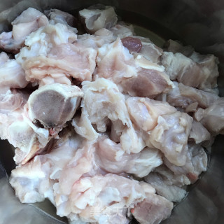 鳄鱼肉炖胡萝卜的做法步骤：1