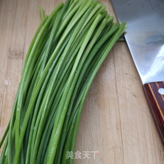 鸽胸肉炒韭苔的做法步骤：1