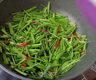 鸽胸肉炒韭苔的做法步骤：8