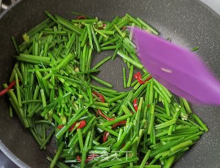 鸽胸肉炒韭苔的做法步骤：10
