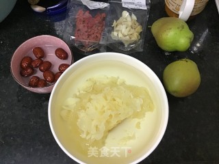 银耳百合雪梨水的做法步骤：1