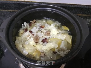 银耳百合雪梨水的做法步骤：2