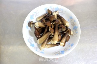 清蒸黑鸡枞菌的做法步骤：1