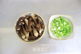 清蒸黑鸡枞菌的做法步骤：2