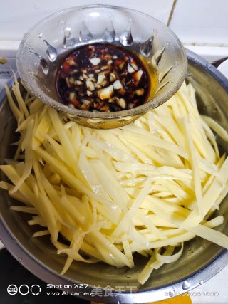 酸辣土豆丝的做法步骤：1
