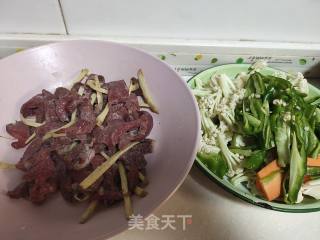牛肉炒花菜的做法步骤：1