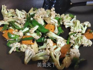 牛肉炒花菜的做法步骤：2