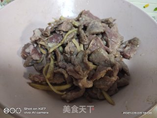 牛肉炒花菜的做法步骤：3