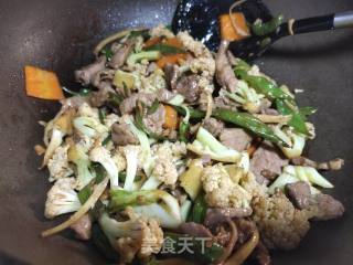 牛肉炒花菜的做法步骤：6