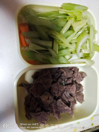 牛腩烧芹菜的做法步骤：1