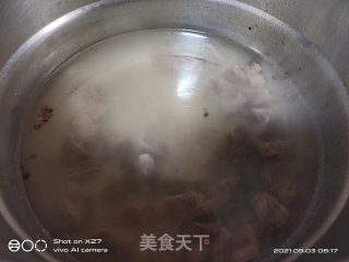 牛腩烧芹菜的做法步骤：2