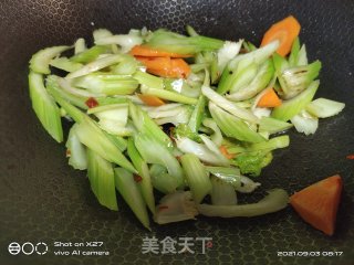 牛腩烧芹菜的做法步骤：3