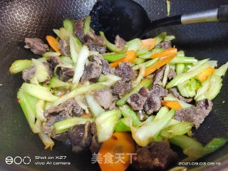牛腩烧芹菜的做法步骤：4