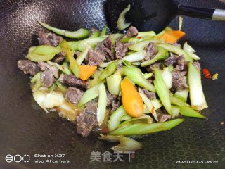 牛腩烧芹菜的做法步骤：5
