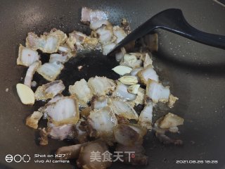 五花肉炒包包菜的做法步骤：3