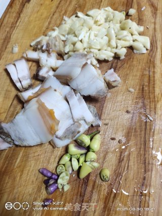 蒜香五花肉炒扁豆的做法步骤：1