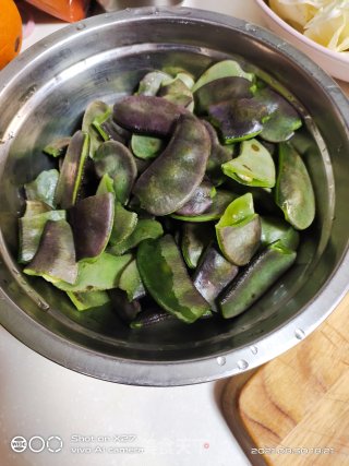 蒜香五花肉炒扁豆的做法步骤：2