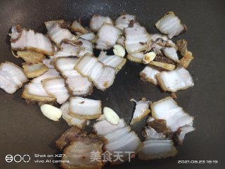 油炸五花肉炒黄瓜的做法步骤：2