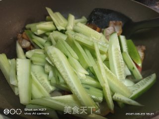 油炸五花肉炒黄瓜的做法步骤：3