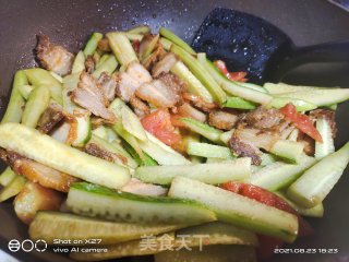 油炸五花肉炒黄瓜的做法步骤：4