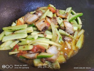 油炸五花肉炒黄瓜的做法步骤：5