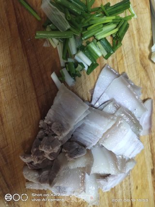 五花肉烧茄子的做法步骤：1