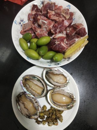 适合秋季口干舌燥喉咙不舒服的橄榄鲍鱼排骨汤的做法步骤：1