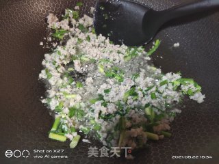 韭菜肉末炒萝卜干的做法步骤：2