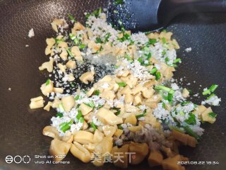 韭菜肉末炒萝卜干的做法步骤：3