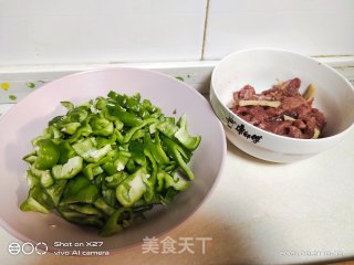 青椒炒牛肉的做法步骤：1