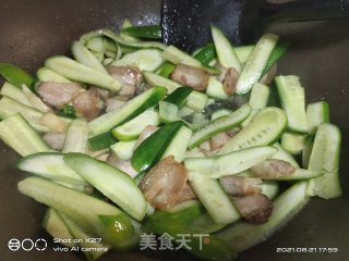油炸五花肉炒黄瓜的做法步骤：2