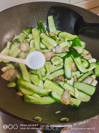 油炸五花肉炒黄瓜的做法步骤：3