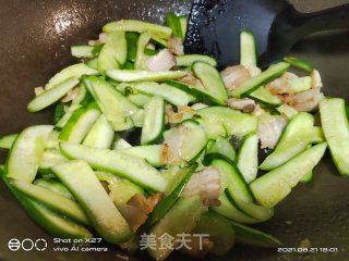 油炸五花肉炒黄瓜的做法步骤：4